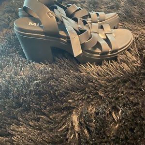 Size 9 black chunky heel. Never worn . Feel free to request more pictures .